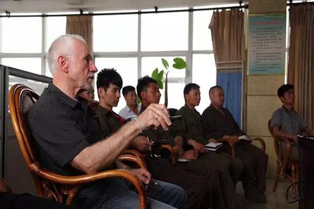 জার্মান বিশেষজ্ঞদের আমাদের কোম্পানী welders.jpg জন্য তাত্ত্বিক এবং বাস্তব প্রশিক্ষণ পরিচালনা German experts conduct theoretical and practical training for our company’s welders.jpg